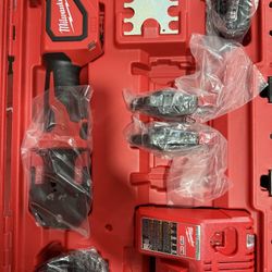 Milwaukee M18 18V Lithium-Ion Cordless Short Throw Press Tool Kit with 3 PEX Crimp Jaws (2) 2.0 Ah Batteries and Charger