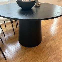 Round pedestal Dining Table 