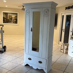 Vintage Shabby Chic Cabinet/Wardrobe
