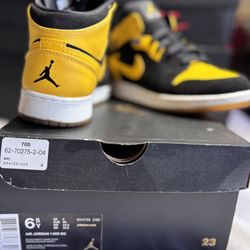 AIR JORDAN 1 MID
