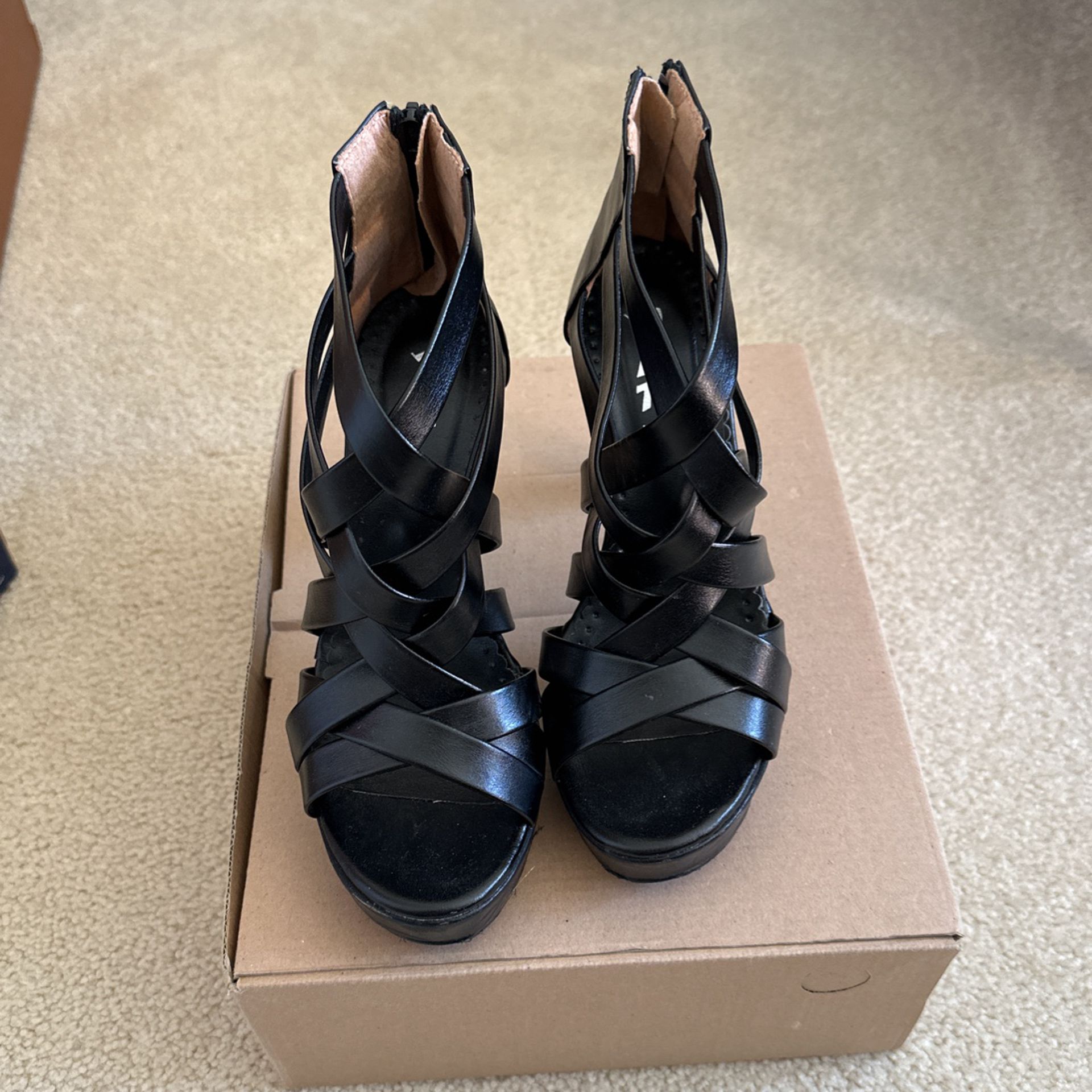 Women's Black High-Heel With Zipper On The Back Size 6