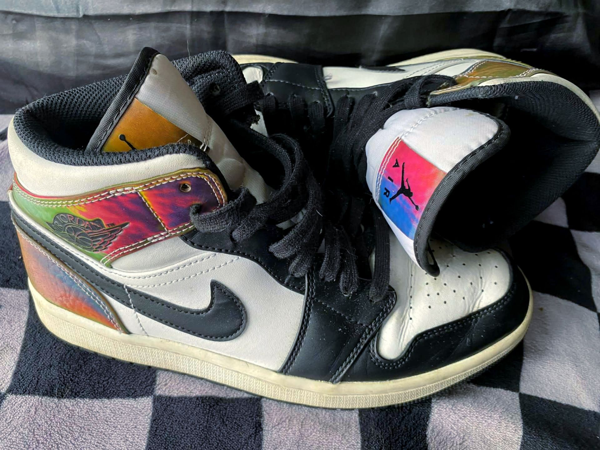 Air Jordan 1 Mid SE 'Heat Reactive'