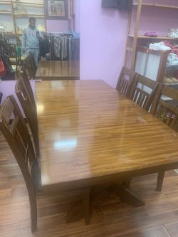 Beautiful wood dining room table and chairs (6)
