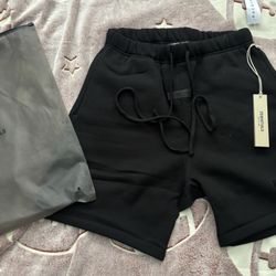 Men Essential Fear Of God shorts