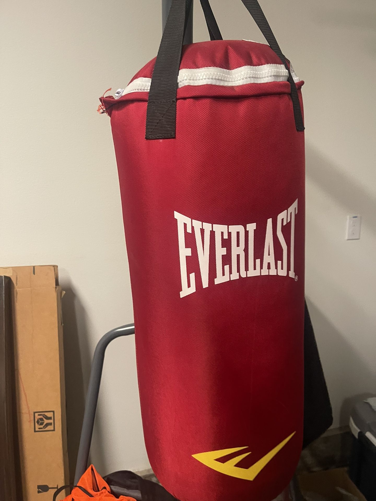 EVERLAST PUNCHING BAG