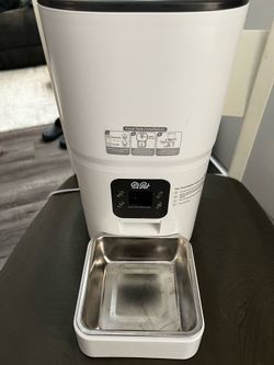 Automatic pet feeder  with voice capabilities