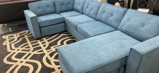 New Sectional Couch with Reversible Chaise! Free Delivery 🚚!