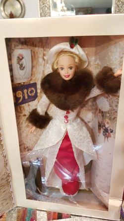 Hallmark 1995 Collector Winter Holiday Barbie doll