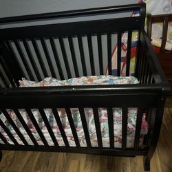 Lily 4-in-1 Convertible Crib with Toddler Rail
