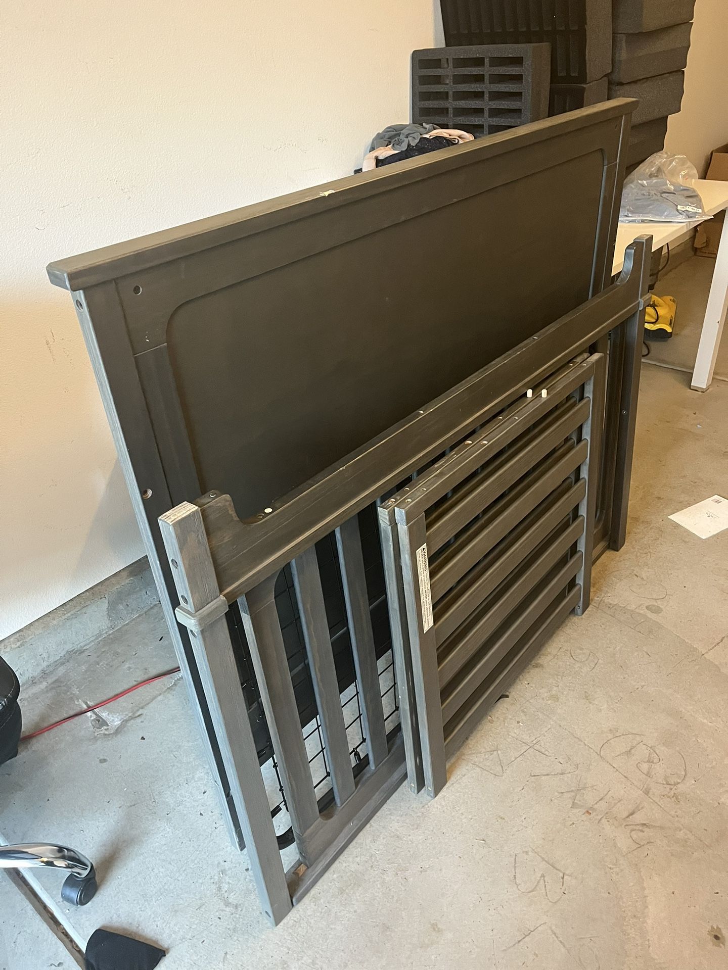Baby Crib (Simmons Slumber time)