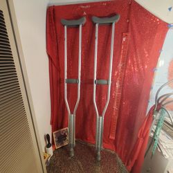Medium Adult Crutches. 5'2"-5'10". Pre-Owned Excellent.
