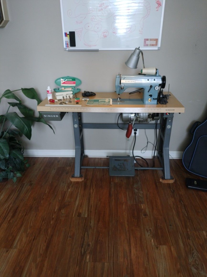 SINGER 20u Model 20-13 INDUSTRIAL SEWING MACHINE With Table
