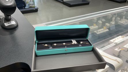 This Tiffany & Co. Elsa Peretti Pearls 18k yellow gold