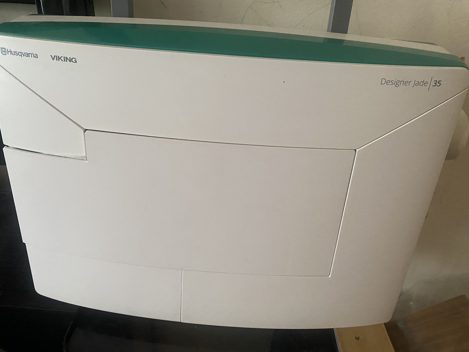 Husqvarna Jade 35 Sewing Machine