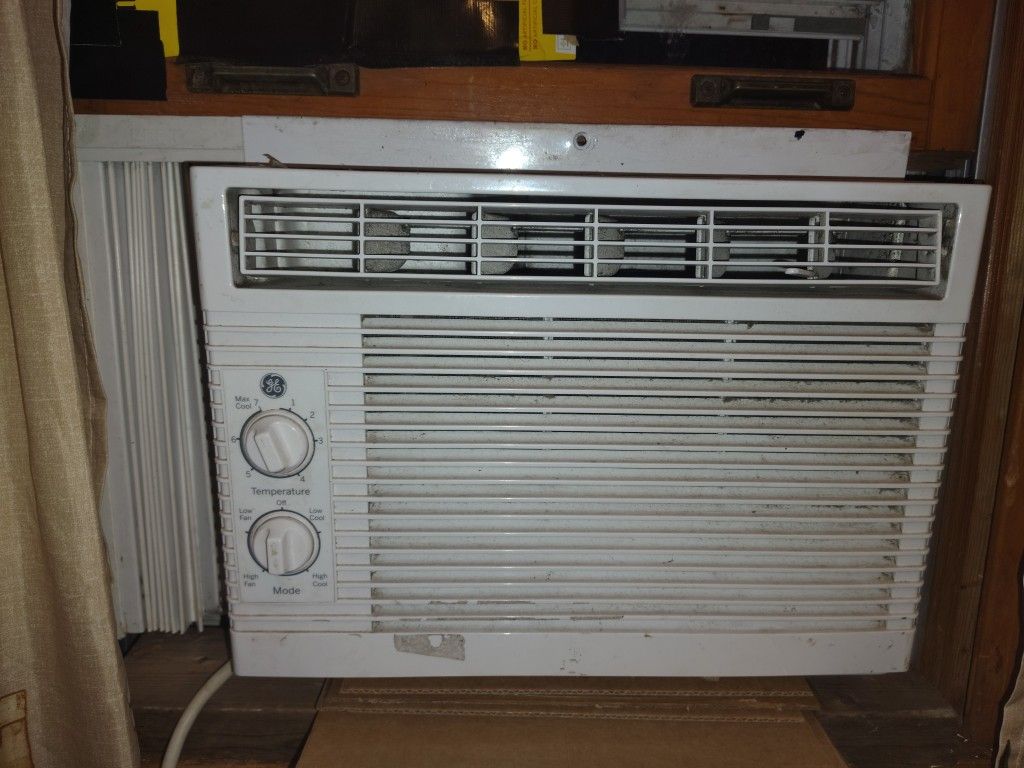 SMALL ROOM WINDOW AC UNIT
