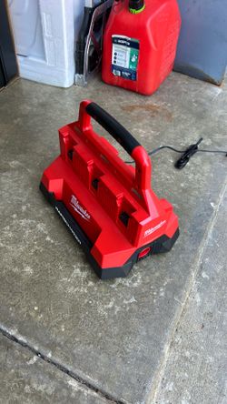 Milwaukee PACKOUT SIX BAY Rapid charger