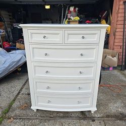 Beautiful Holland house white 6 drawer Dresser