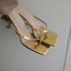 New Still In Box! Size 9/10