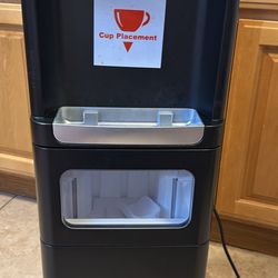 Vendo dispensador de agua en excelente condición, funciona perfectamente.  ✔ Agua fría ✔ Agua caliente ✔ Hace hielo ✔ Muy limpio y listo para usar ✔ I