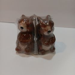 Ceramic Squirrel Salt And Pepper Shaker Set