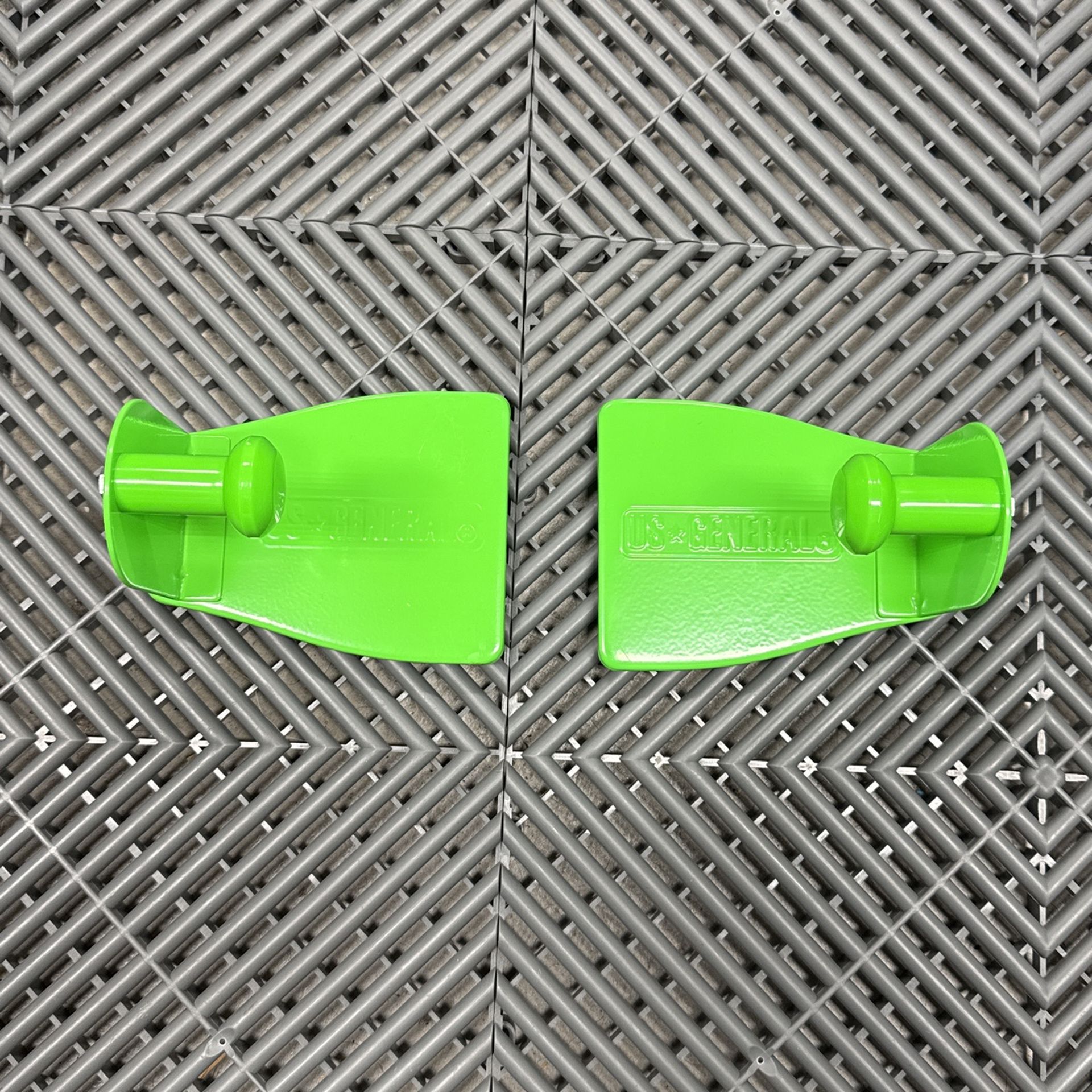 U.S. GENERAL Magnetic Paper Towel Holder Green