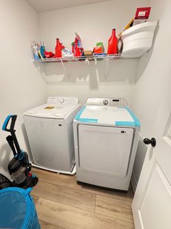 White Samsung Washer and Dryer Set (DVE47CG3500W and WA41A3000AW)