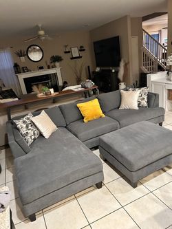 DELIVERY AVAILABLE 🚛 ! Grey Sectional couch with matching ottoman