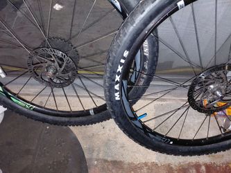 Pairs of 27.5 giant wheels with maxxis arden tires