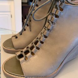 Brand By Kenneth Cole / Color Olive Green / Size 7.5m