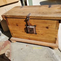 Primitive rustic trunk/chest