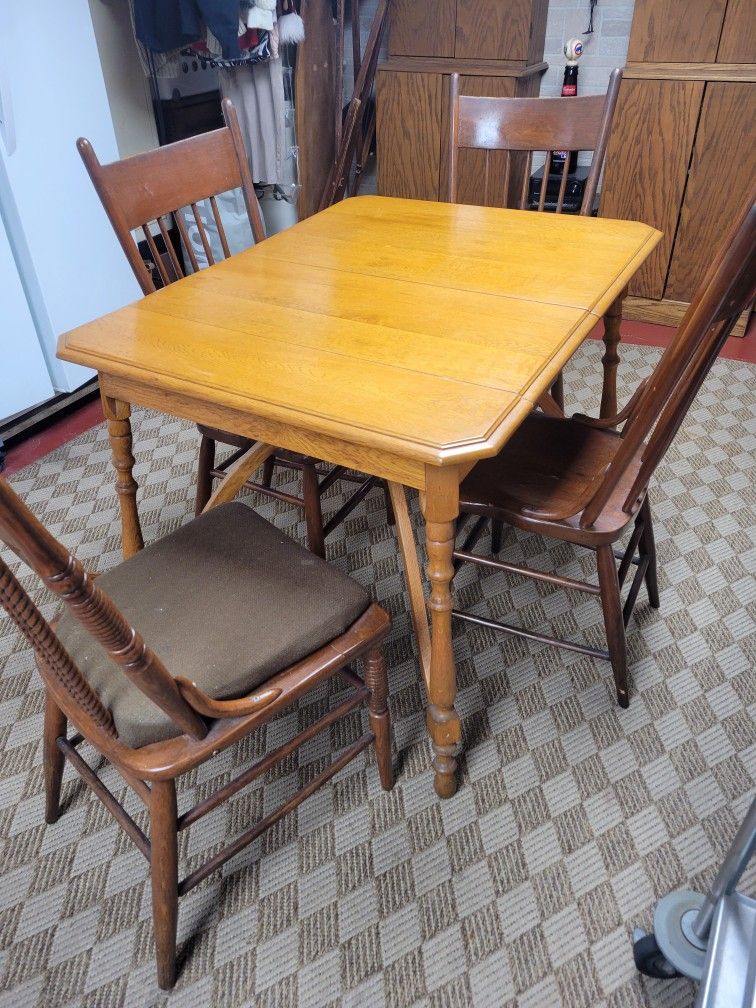KITCHEN OR DINING TABLE WITH 4 CHAIRS AND 2 LEAFS