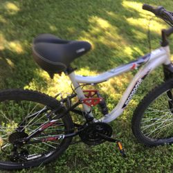 Mongoose Ledge 2.1 Kid’s Bicycle in Excellent to Like New Condition - Only Used a Few Times - White