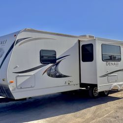 2011 Denali 31ft W/ Superslide Out