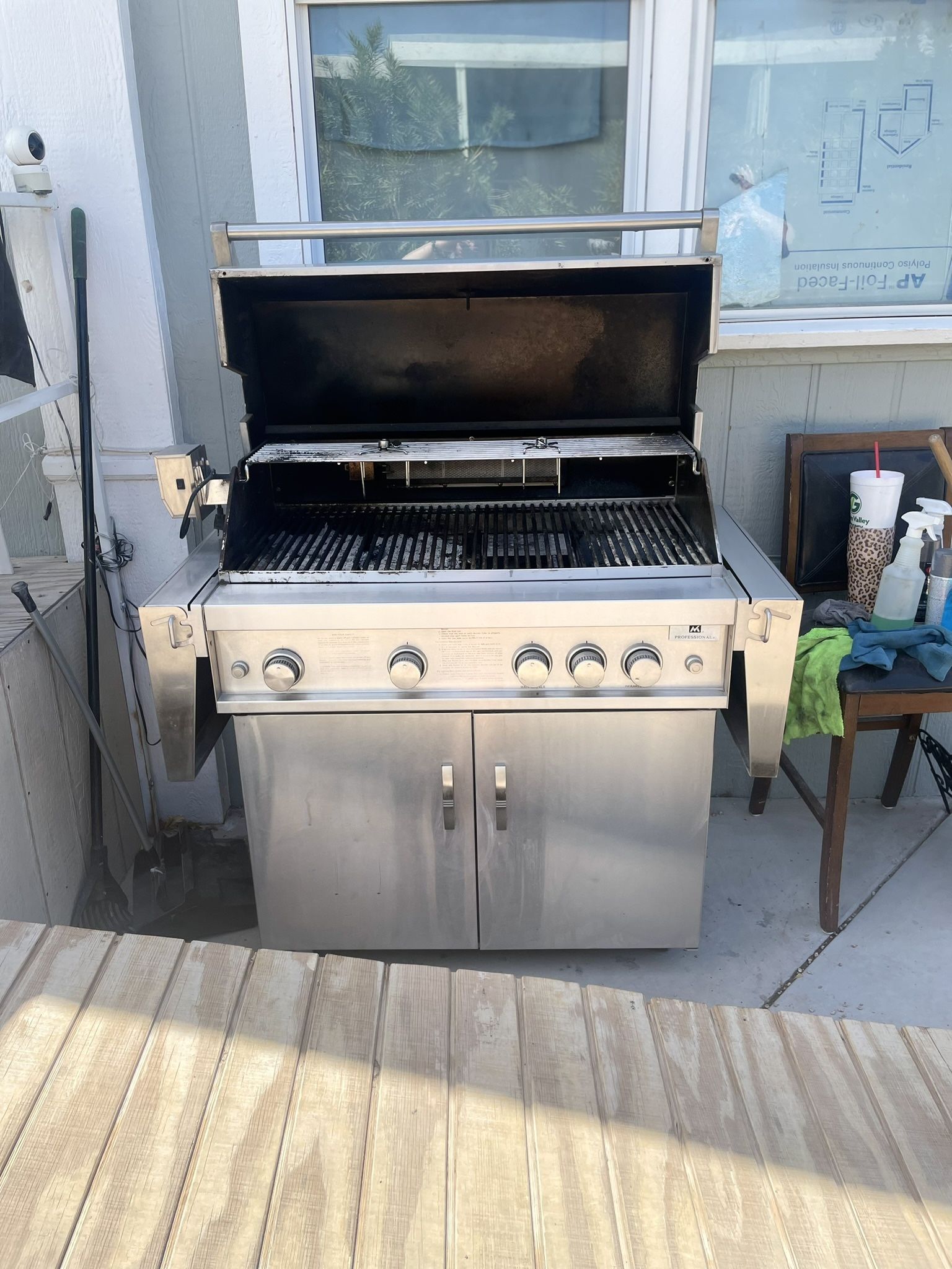 M Professional Propane Gas Grill w/4-piece Stok Grilling Set