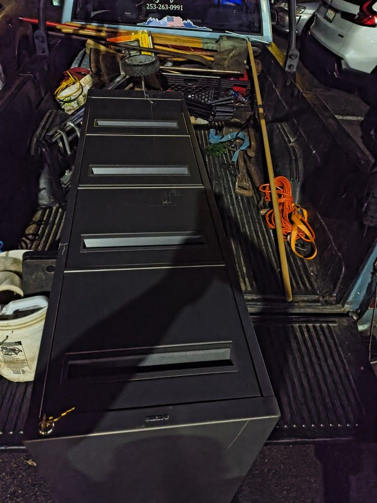 Filing Cabinet Whit Keys