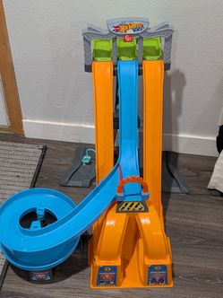 Fisher-Price Little People Toddler Toy Hot Wheels Racing Loops Tower Race Track