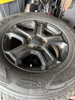 Goodyear wrangler 245/75R17 4 Tires and wheels like new