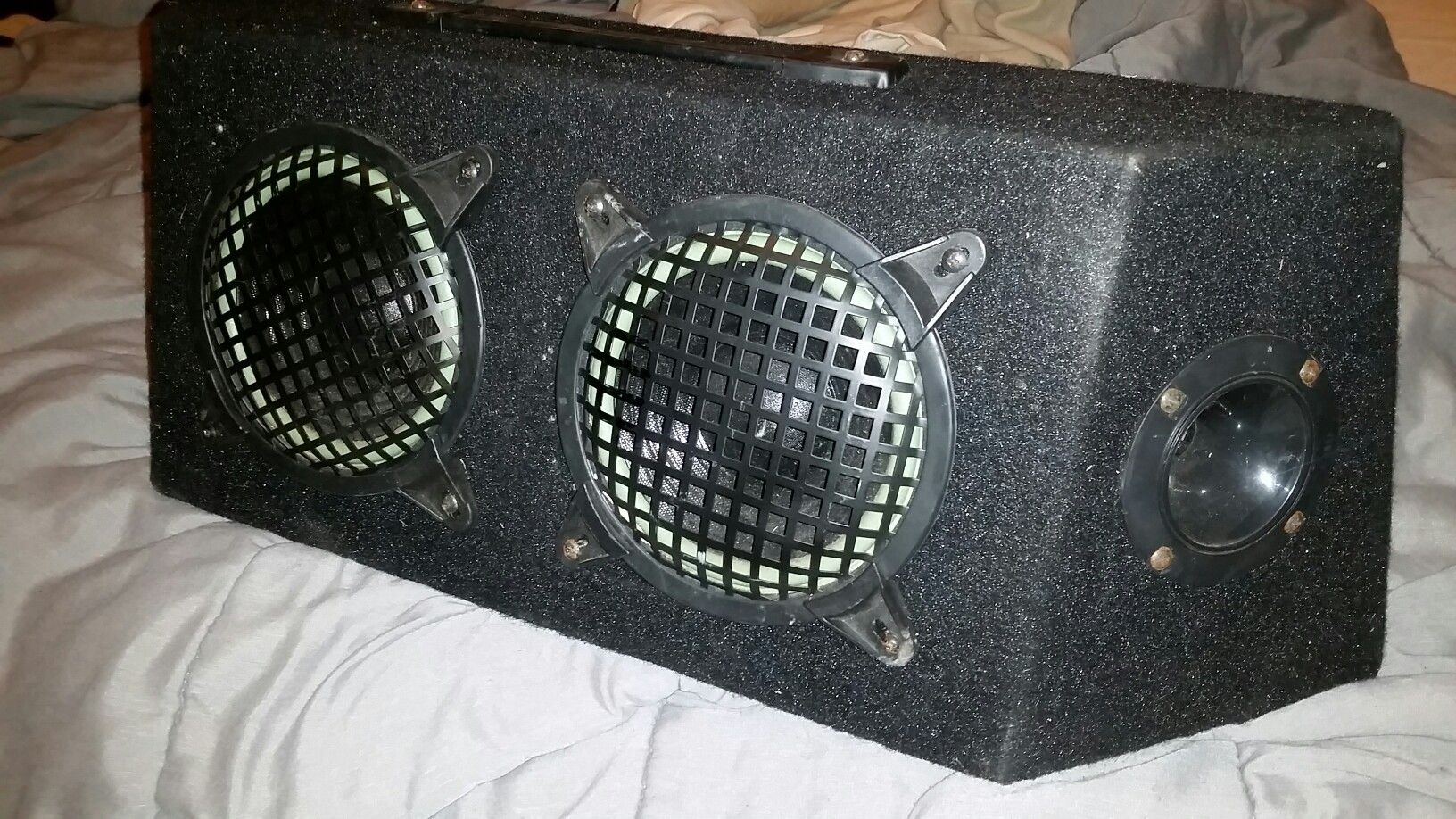 Speaker box with woofers and tweeters