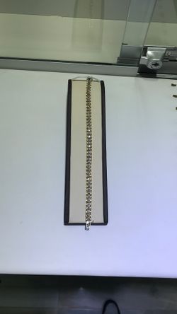 10kt Gold Bracelet W/ Diamonds 8’ 9.9 DWT 