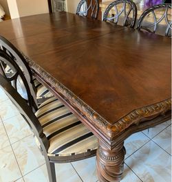 Wood dining table / mesa de comedor de Madeira