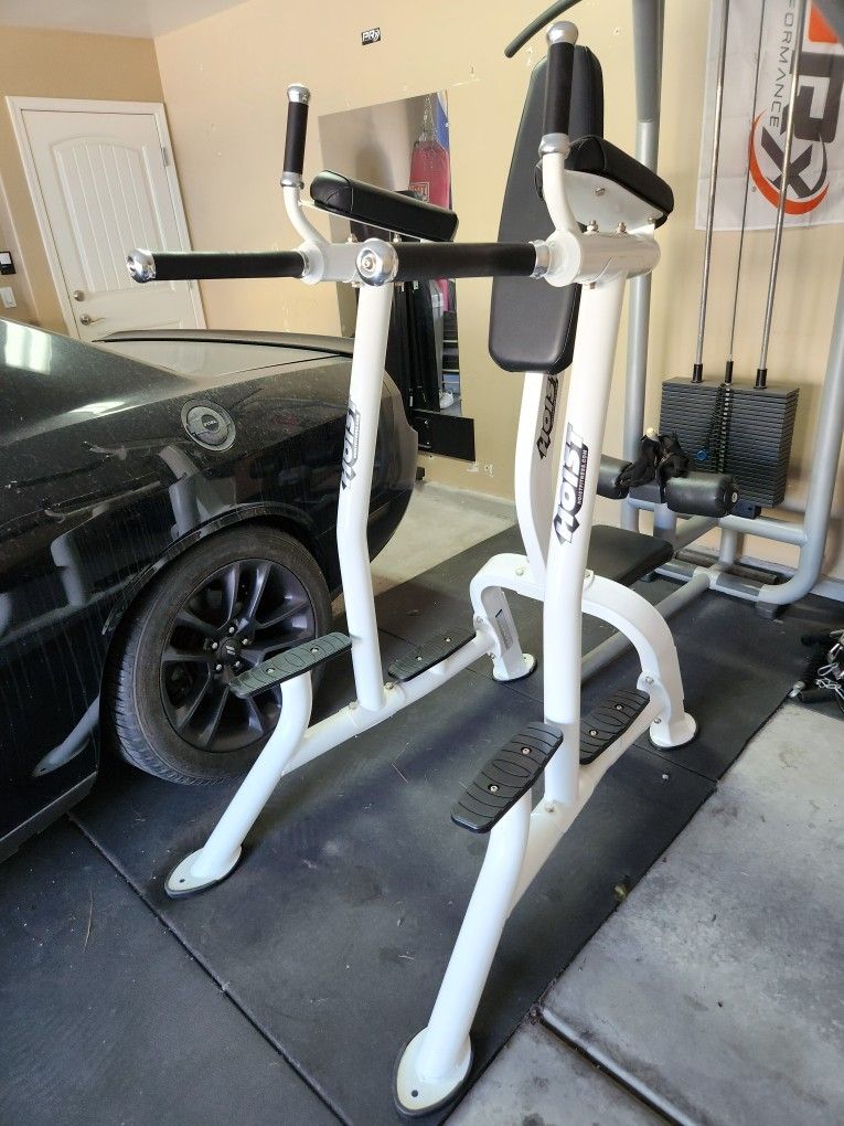 HOIST CF-3252-A VERTICAL KNEE RAISE/DIP