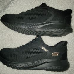 SKECHERS SLIP ONS - 8W WOMENS 