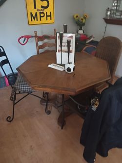 Dining room table, leaf as well
