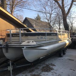Pontoon For Parts. Trailer Not For Sale  Has a Clean Title  