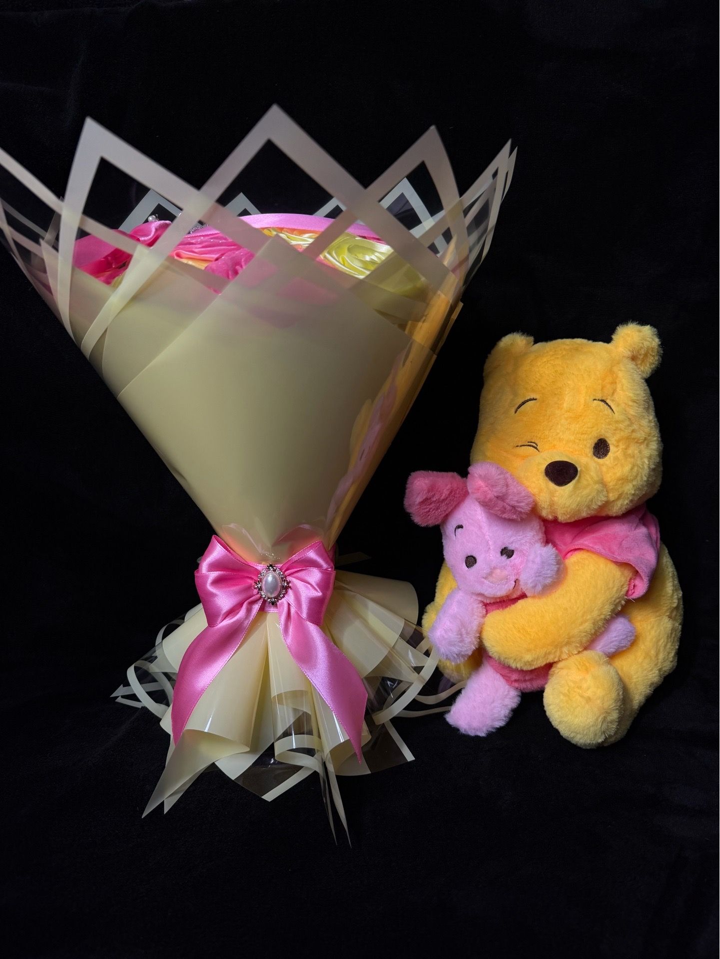 Beautiful bouquet with oooh and piglet plush