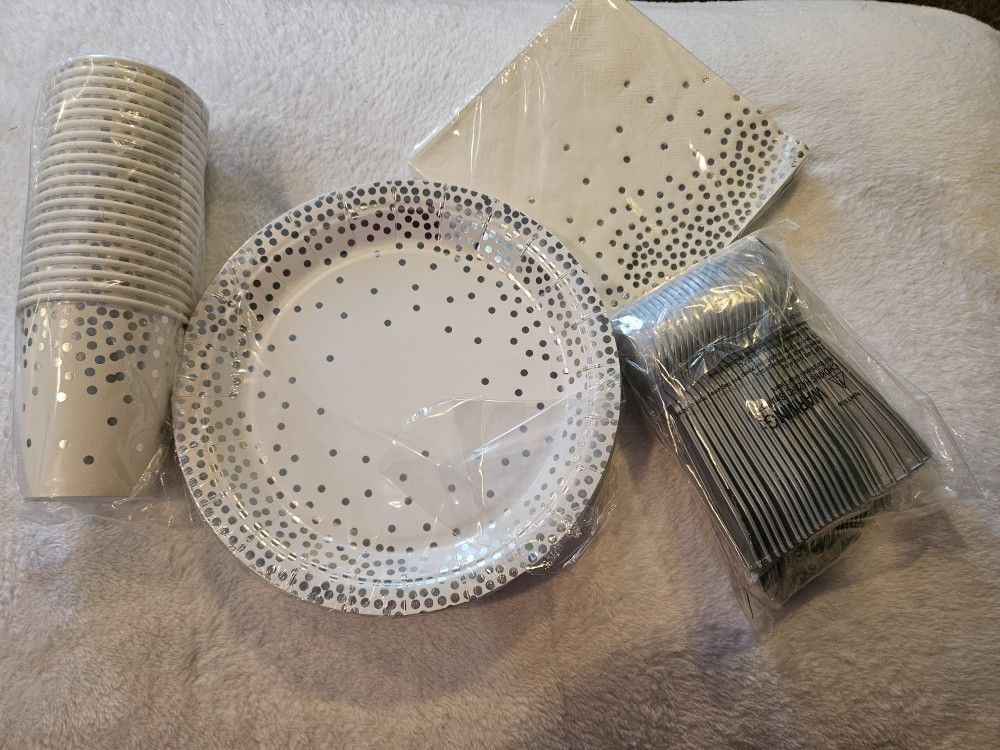 Cups/plates/napkins/silverware