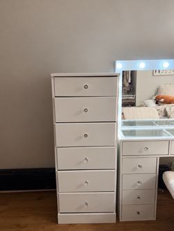 White 6 Drawer Dresser With Crystal Knobs  - Great Condition
