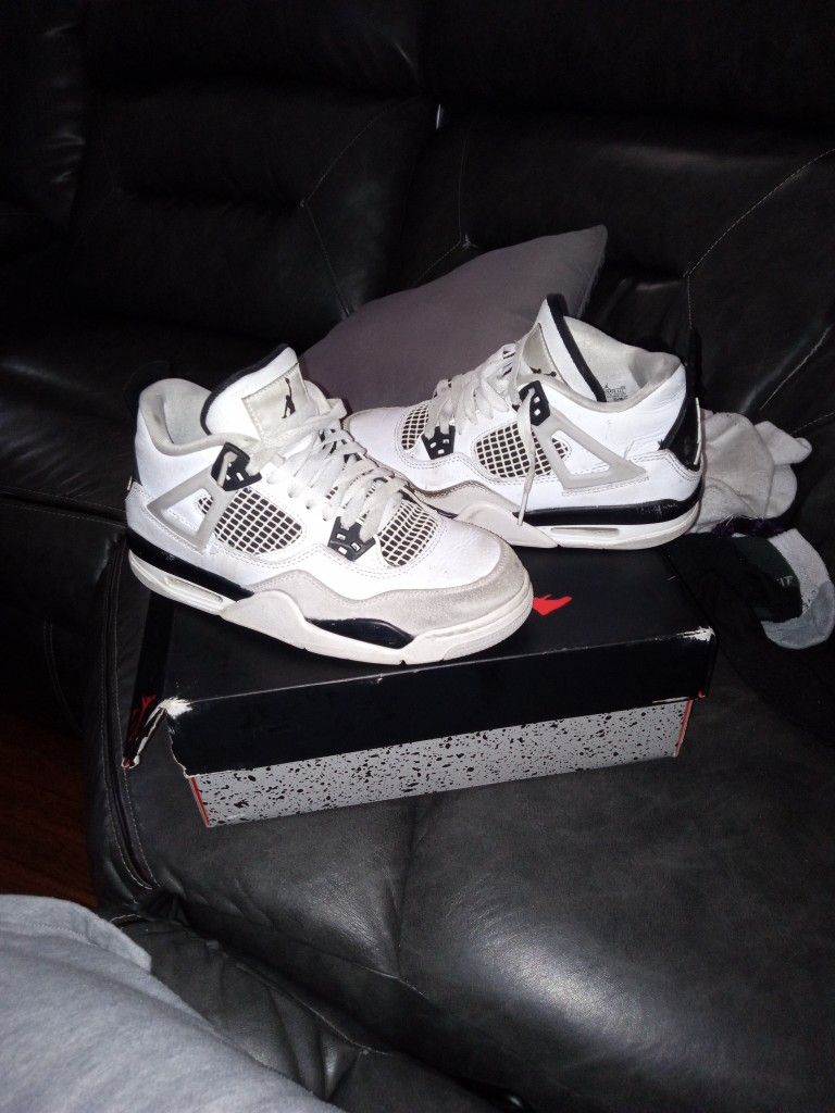Air Jordan 4 Retro (GS) Size 5Y Boys