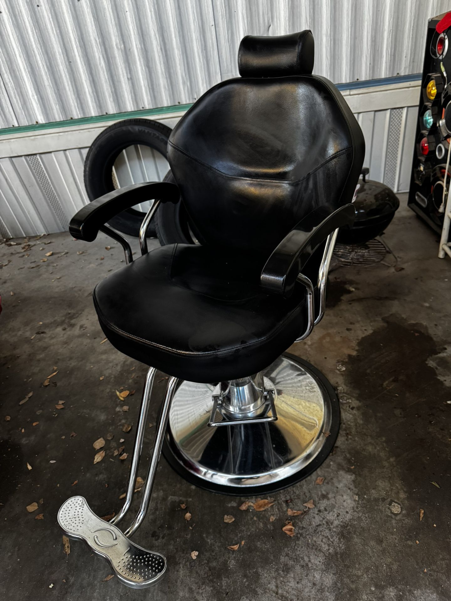 BARBER CHAIR SUPER STEAL 60$