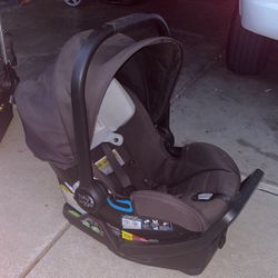 Baby jogger city go infant Car Seat 4–35Lbs With Base , Gently Used